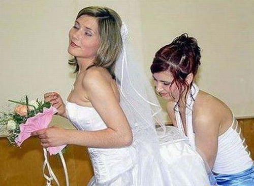 Funny-Wedding-Photos-Hands-under-dress.jpg