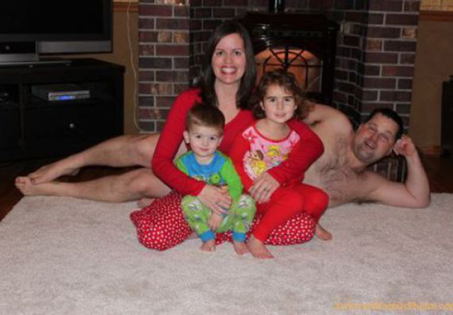 Bilderesultat for funny christmas pictures family