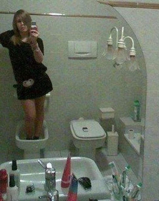 Selfie-Toilet.jpg