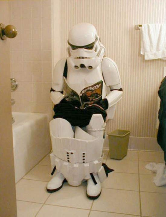 stormtrooper-on-toilet-bathroom-fails-fu
