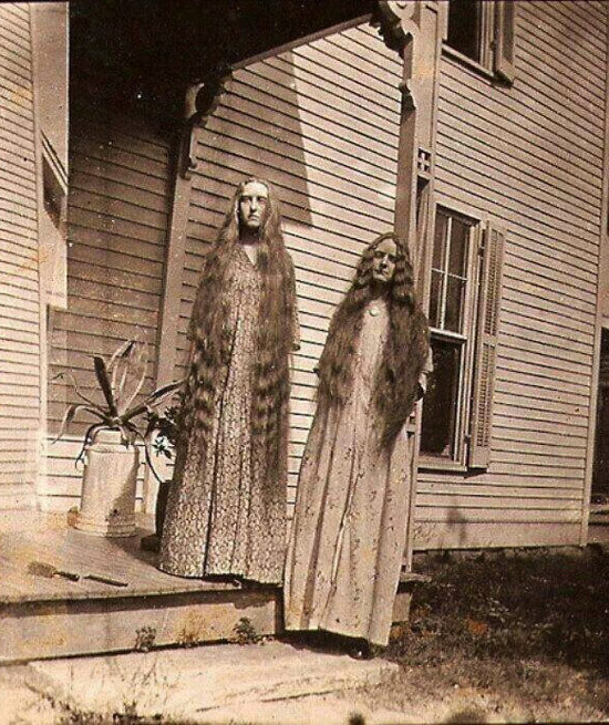 creepy-vintage-photos-long-haired-sister