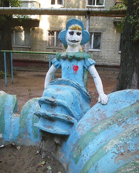 creepy-playground-statue.jpg